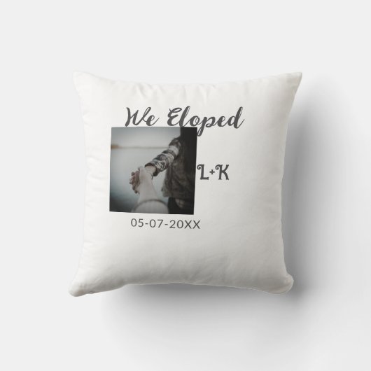 私たちは駆け落ちたった今結婚しましたの追加の写真名の文字日付 クッション (裏面)