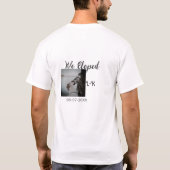 私たちは駆け落ちたった今結婚しましたの追加の写真名の文字日付 Tシャツ (裏面)