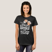 私たちはBeiによって年齢を取得していない古い人と混乱してはいけない Tシャツ (正面フル)