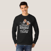 私たちはBeiによって年齢を取得していない古い人と混乱してはいけない Tシャツ (正面フル)