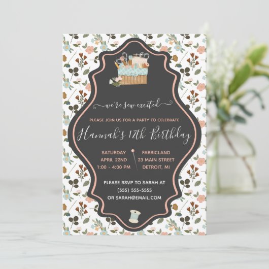 私たちはSew興奮の刺繍刺繍主題の誕生日パーティー 招待状 (スタンド正面)