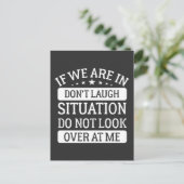 私たちもしは笑わない状況に見えない ポストカード (スタンド正面)