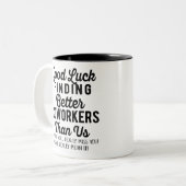 私たちよりも良い同僚を見つけるのが幸せです ツートーンマグカップ (正面左)