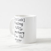 私たちより良い同僚を見つけることが幸運 コーヒーマグカップ (正面左)