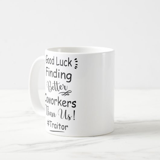 私たちより良い同僚を見つけることが幸運 コーヒーマグカップ (正面左)