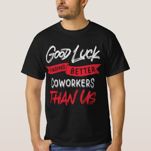 私たちより良い同僚を見つけることが幸運 Tシャツ (正面)