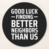私たちより良い隣人を見つけるのに幸運だ ラウンドペーパーコースター (正面)