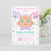 私たちをからかってるの？超かわいい子猫の誕生日パーティー 招待状 (スタンド正面)