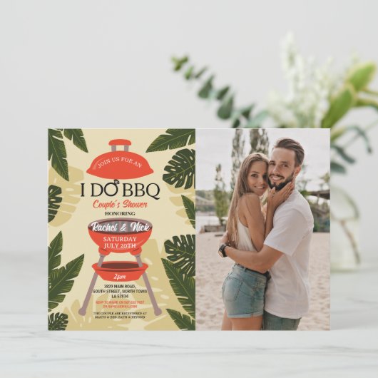 私たちを祝う BBQ カップルシャワーの庭園での写真 招待状 (スタンド正面)