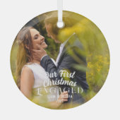 私たちエレガントの初めてのクリスマスの婚約したカップル写真 ガラスオーナメント (正面)