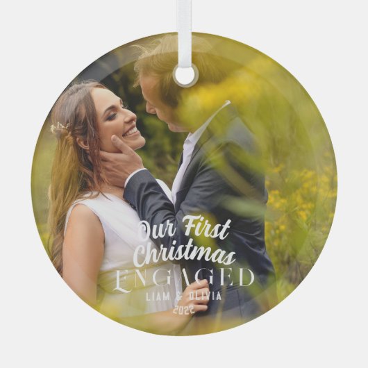 私たちエレガントの初めてのクリスマスの婚約したカップル写真 ガラスオーナメント (正面)