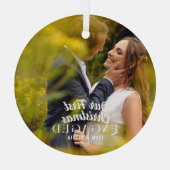 私たちエレガントの初めてのクリスマスの婚約したカップル写真 ガラスオーナメント (裏面)