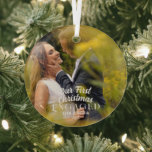 私たちエレガントの初めてのクリスマスの婚約したカップル写真 ガラスオーナメント<br><div class="desc">ヴィンテージスエレガントクリプトを備えたシックなガユニークラスオーナメント。年と名前はカスタマイズ可能。この新しいオーナメントは、あなたの写真と一緒に変更することができるカップルの写真を持っている。このオーナメントをつかんで、この大事な行事を永遠に捕らえなさい。</div>