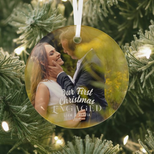 私たちエレガントの初めてのクリスマスの婚約したカップル写真 ガラスオーナメント (インサイチュ)