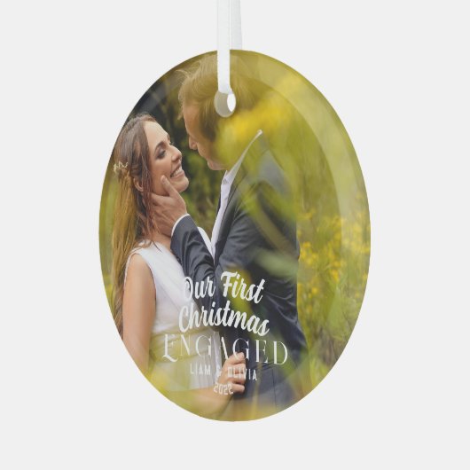 私たちエレガントの初めてのクリスマスの婚約したカップル写真 ガラスオーナメント (正面左)