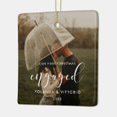 私たちエレガントの初めてのクリスマスの婚約したカップル写真 セラミックオーナメント (左)