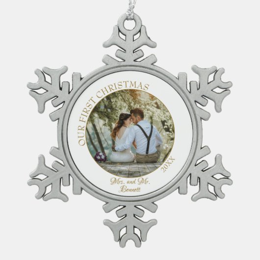 私たちエレガントの初めてのクリスマスはMr.フォト スノーフレークピューターオーナメント (正面)