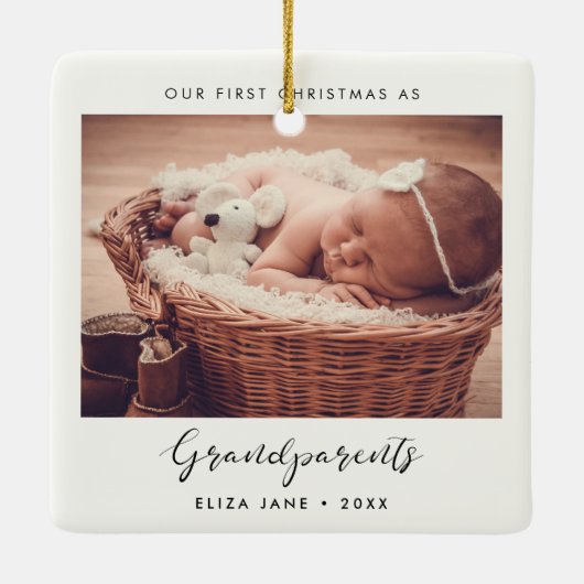 私たちエレガントの初めてのクリスマスを祖父母としてシック セラミックオーナメント (裏面)
