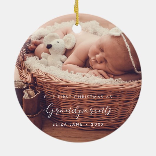 私たちエレガントの初めてのクリスマスを祖父母としてシック セラミックオーナメント (裏面)