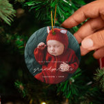 私たちシンプルの初めてのクリスマスを祖父母の写真として セラミックオーナメント<br><div class="desc">このシンプル写真モダンオーナメントプレゼントのデザインと写真。おカスタマイズ前のベビーお気に入りの写真で。また、好みに合わせてフォントの色を簡単に変更できる。新しい祝祖父母として初めてのクリスマスに最適。</div>