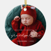 私たちシンプルの初めてのクリスマスを祖父母の写真として セラミックオーナメント (正面)