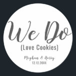 私たちシンプル愛するクッキー結婚式の引き出物治療 ラウンドシール<br><div class="desc">私たちシンプルは愛するクッキー結婚式の引き出物を取り扱うクラシックラウンドステッカー</div>