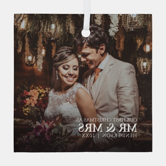 私たちスタイリッシュの初めてのクリスマスは写真さん&ミセス ガラスオーナメント (裏面)