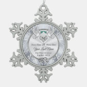 私たちパーソナライズされたの初めてのクリスマスのオーナメント スノーフレークピューターオーナメント (正面)