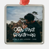 私たちモダンの初めてのクリスマスの写結婚真を書く メタルオーナメント (正面)