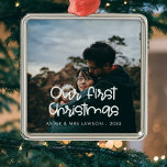 私たちモダンの初めてのクリスマスの写結婚真を書く メタルオーナメント<br><div class="desc">この写真モダンオーナメントコレクションのタイポグラフィ。お前のカスタマイズ写真と一緒にお気に入りの。また、好みに合わせてフォントの色を簡単に変更できる。</div>