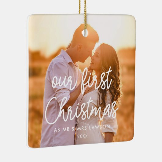 私たちモダンの初めてのクリスマスの結婚したカップル写真 セラミックオーナメント (右)