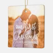 私たちモダンの初めてのクリスマスの結婚したカップル写真 セラミックオーナメント (左)