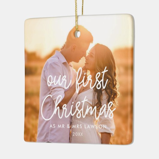 私たちモダンの初めてのクリスマスの結婚したカップル写真 セラミックオーナメント (左)