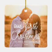 私たちモダンの初めてのクリスマスの結婚したカップル写真 セラミックオーナメント (裏面)