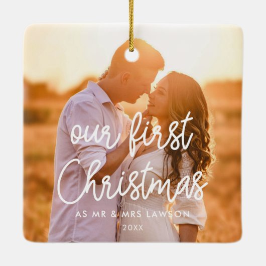 私たちモダンの初めてのクリスマスの結婚したカップル写真 セラミックオーナメント (裏面)