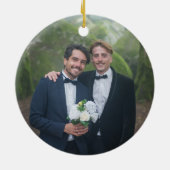 私たちモダンの初めてのクリスマスはゲイ夫婦 セラミックオーナメント (裏面)