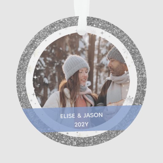 私たちモダンの初めてのクリスマスは2枚の写真 オーナメント (裏面)