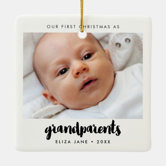 私たちモダンの初めてのクリスマスを祖父母として写真 セラミックオーナメント (裏面)