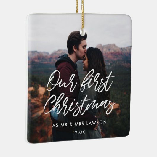 私たちモダンの初めてのクリスマスカップルの写真 セラミックオーナメント (右)