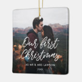 私たちモダンの初めてのクリスマスカップルの写真 セラミックオーナメント (左)