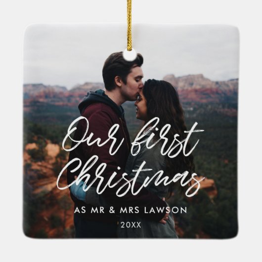 私たちモダンの初めてのクリスマスカップルの写真 セラミックオーナメント (裏面)