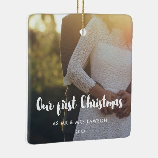 私たちモダンの初めてのクリスマスカップルの写真 セラミックオーナメント (右)