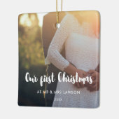 私たちモダンの初めてのクリスマスカップルの写真 セラミックオーナメント (左)