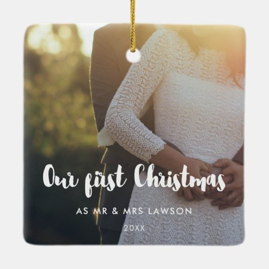 私たちモダンの初めてのクリスマスカップルの写真 セラミックオーナメント (裏面)