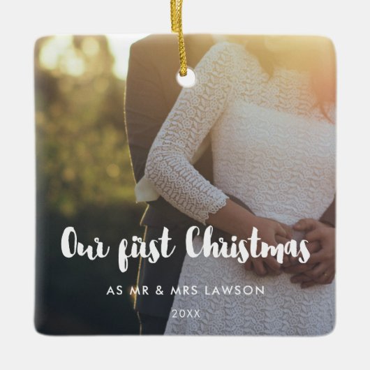 私たちモダンの初めてのクリスマスカップルの写真 セラミックオーナメント (正面)