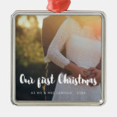 私たちモダンの初めてのクリスマスカップルの写真 メタルオーナメント (正面)