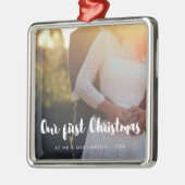 私たちモダンの初めてのクリスマスカップルの写真 メタルオーナメント (左)