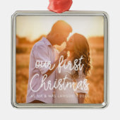 私たちモダンの初めてのクリスマスカップルの写真 メタルオーナメント (正面)