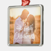 私たちモダンの初めてのクリスマスカップルの写真 メタルオーナメント (左)