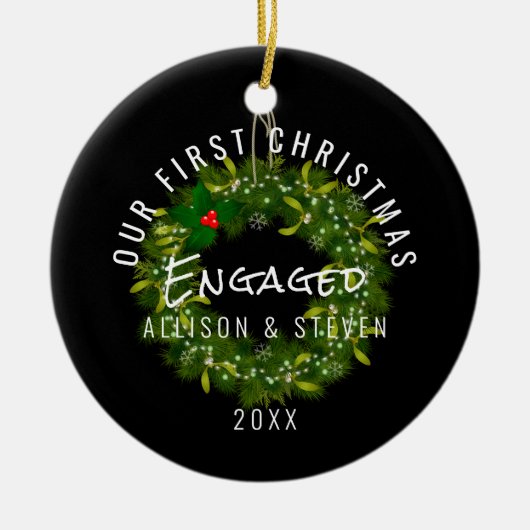 私たちモダンの初めてのクリスマスグ婚約したリーネリーリース セラミックオーナメント (正面)